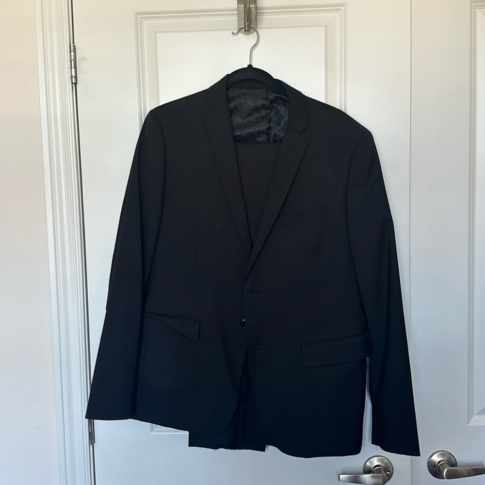 Men’s suit w/ pants. Purchased at Barney’s NYC. Lightly worn. Great condition!